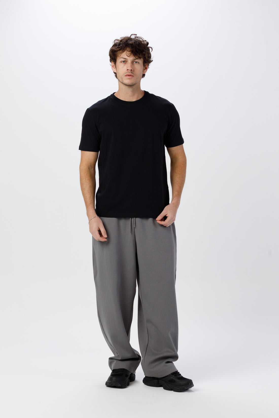 Camiseta Básica Lisa Unissex - 100% Algodão -Fio 30.1 Gola Careca - Preta