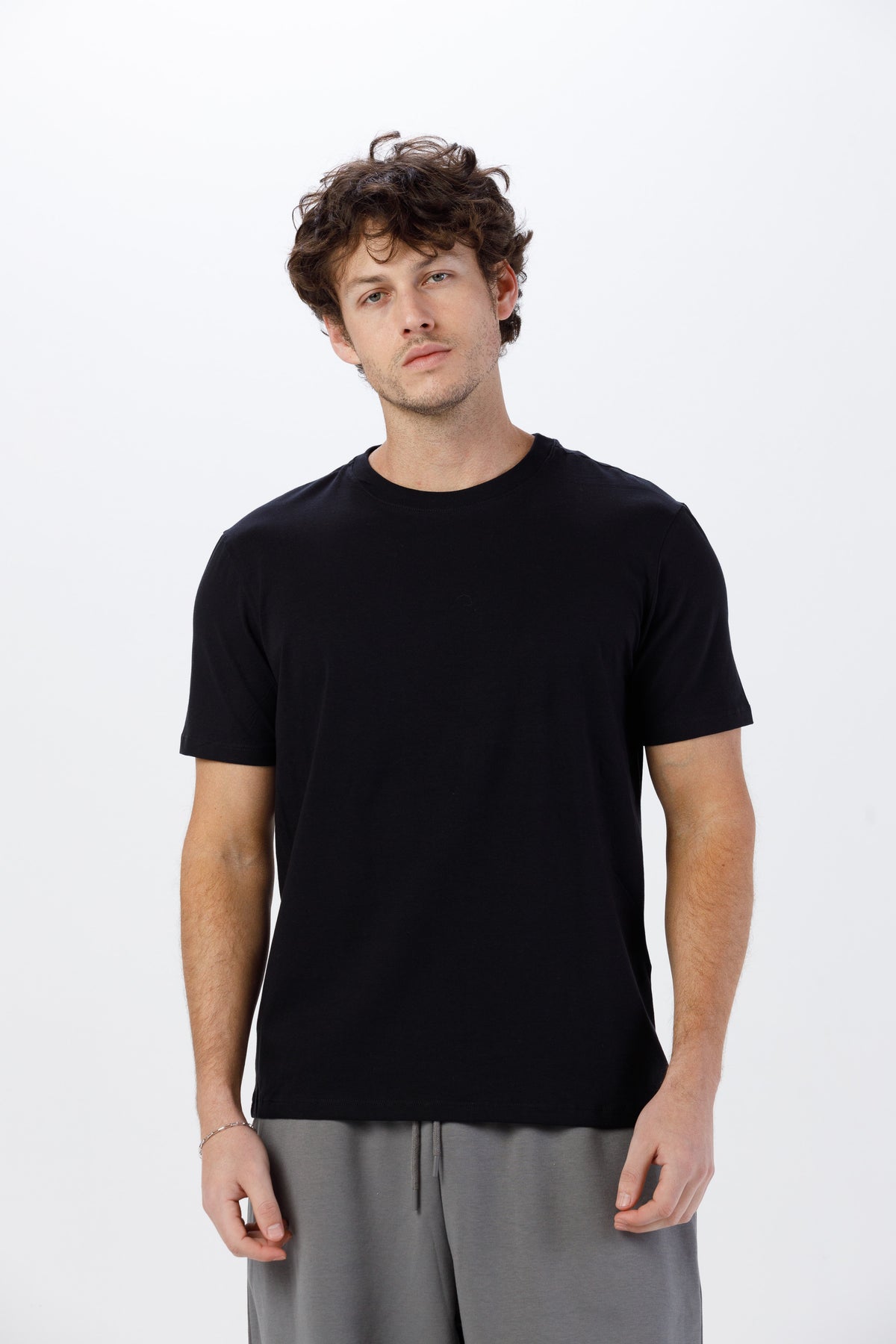 Camiseta Básica Lisa Unissex - 100% Algodão -Fio 30.1 Gola Careca - Preta